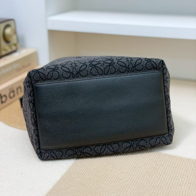 (稀有!黑花真的很美🖤)🏷️Loewe 羅意威.Cubi 飯盒包 中號/客人寄賣-9