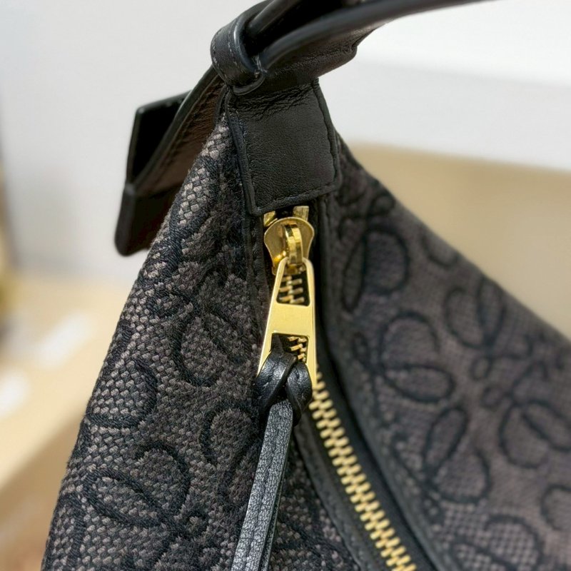 (稀有!黑花真的很美🖤)🏷️Loewe 羅意威.Cubi 飯盒包 中號/客人寄賣-11