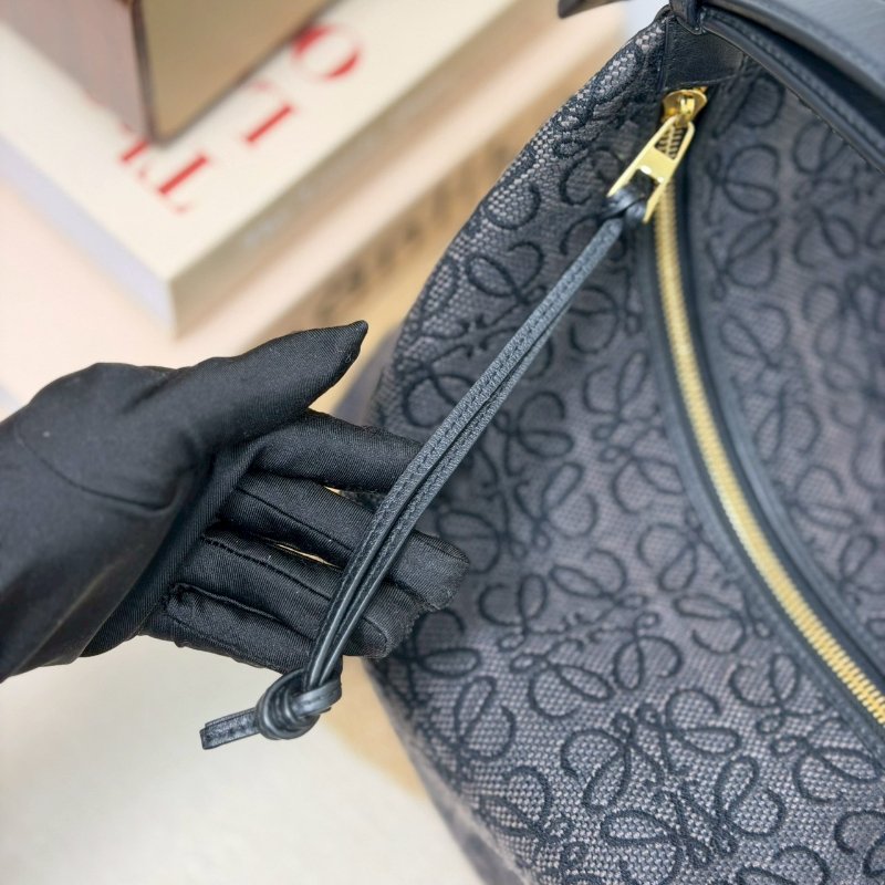 (稀有!黑花真的很美🖤)🏷️Loewe 羅意威.Cubi 飯盒包 中號/客人寄賣-12