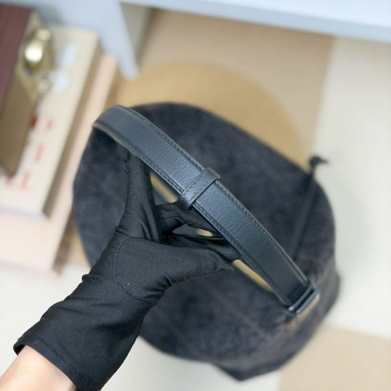 (稀有!黑花真的很美🖤)🏷️Loewe 羅意威.Cubi 飯盒包 中號/客人寄賣-13