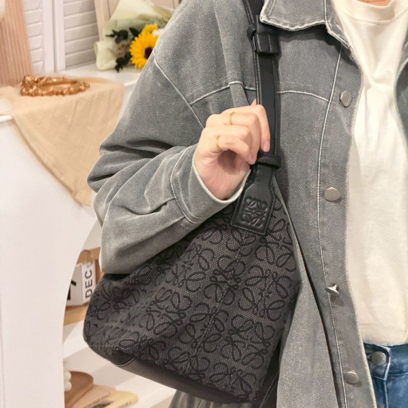 (稀有!黑花真的很美🖤)🏷️Loewe 羅意威.Cubi 飯盒包 中號/客人寄賣-18