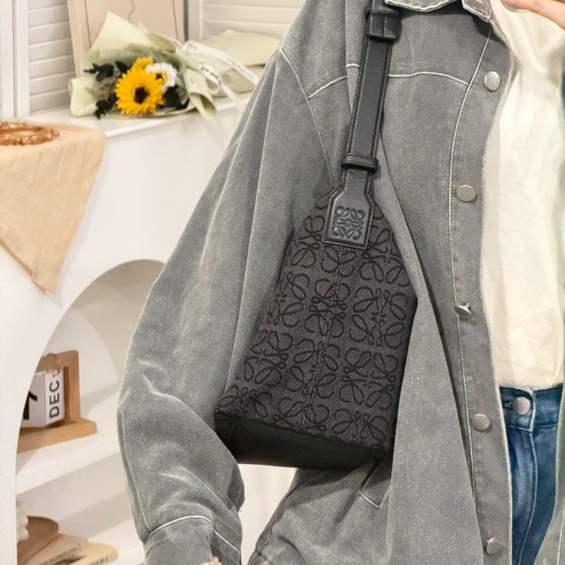 (稀有!黑花真的很美🖤)🏷️Loewe 羅意威.Cubi 飯盒包 中號/客人寄賣-19