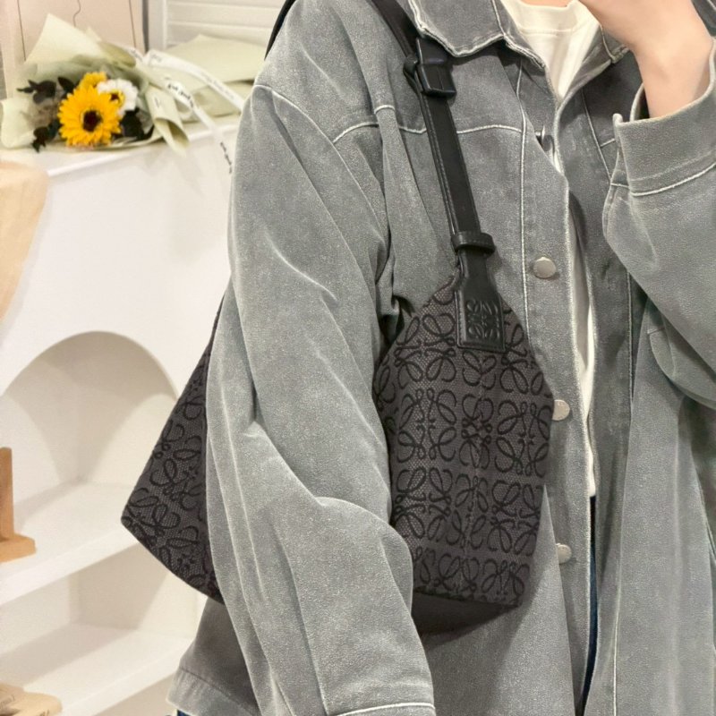 (稀有!黑花真的很美🖤)🏷️Loewe 羅意威.Cubi 飯盒包 中號/客人寄賣-20