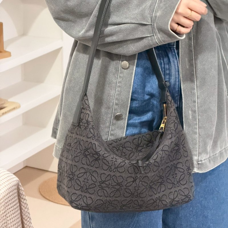 (稀有!黑花真的很美🖤)🏷️Loewe 羅意威.Cubi 飯盒包 中號/客人寄賣-21