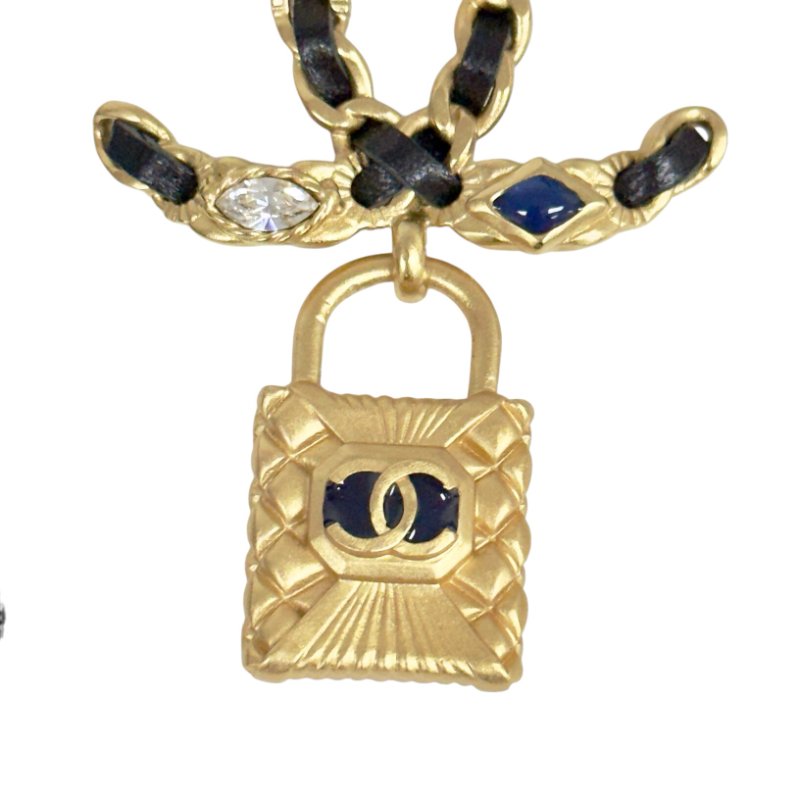 CHANEL CC 水鑽 皮穿鏈 鎖頭吊飾 胸針-3
