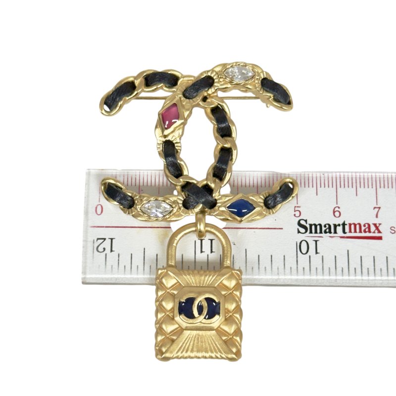 CHANEL CC 水鑽 皮穿鏈 鎖頭吊飾 胸針-10
