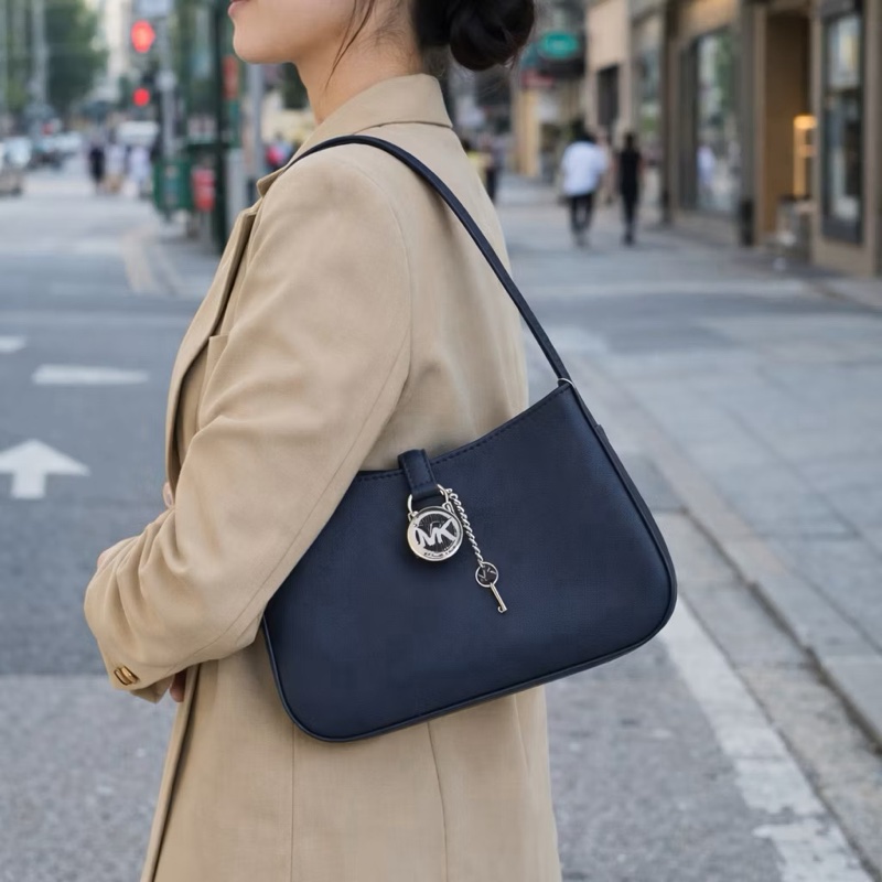 全新現貨【Michael Kors】LYRA 素面皮革鎖頭鑰匙吊飾小款手提/肩背包(海軍藍)-5