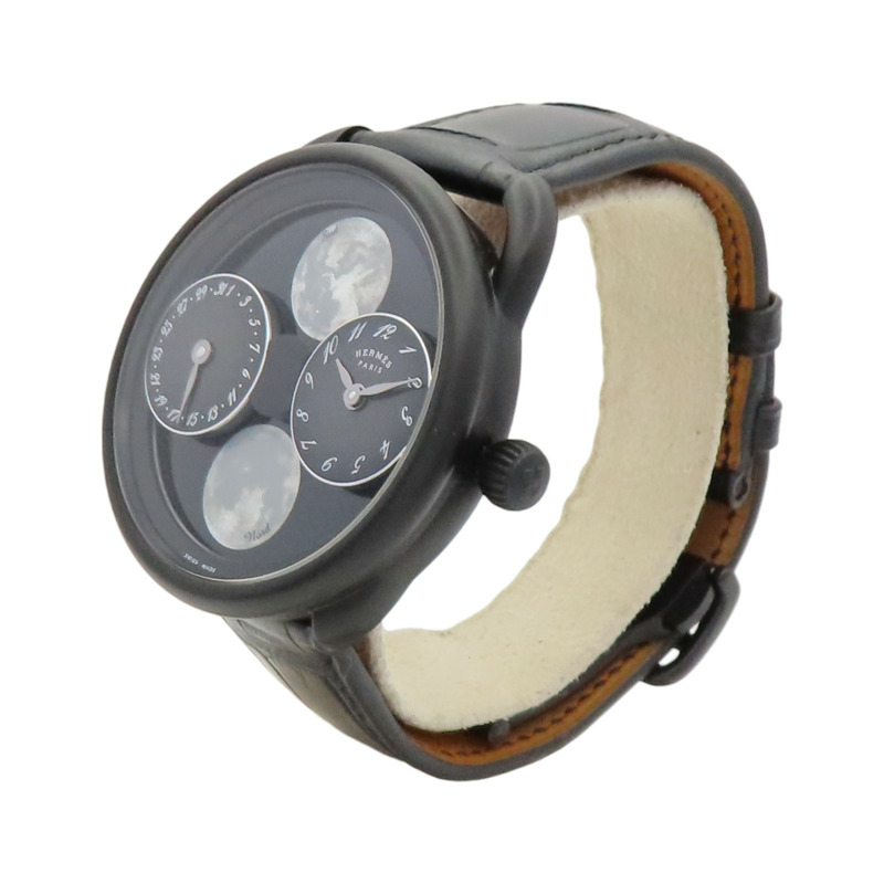 黑色錶盤 皮帶 鈦框 Arceau L'heure De La Lune 腕錶【HERMES 愛馬仕】 AR1.842-1