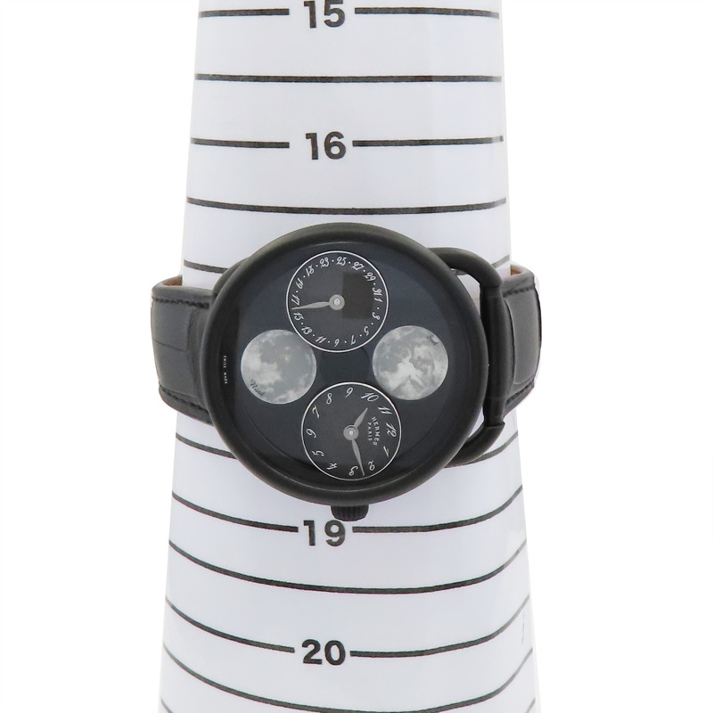 黑色錶盤 皮帶 鈦框 Arceau L'heure De La Lune 腕錶【HERMES 愛馬仕】 AR1.842-15