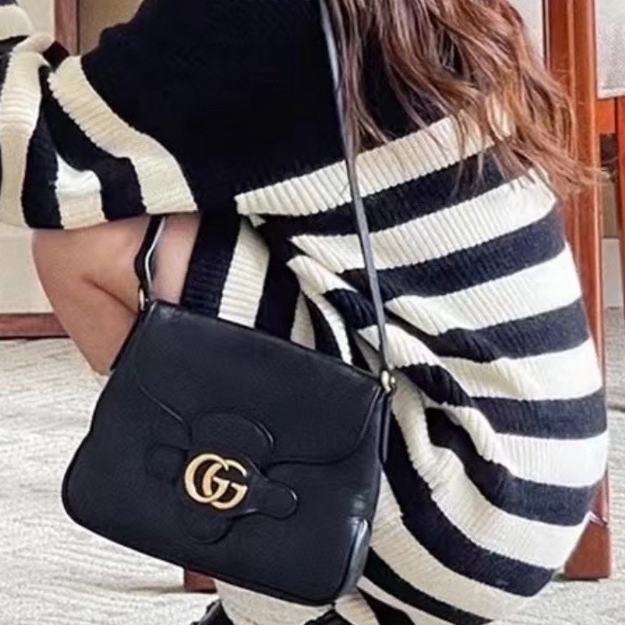 98新🌵Gucci古馳 黑金全皮雙G扣郵差包 此款市場不多見 可調節肩帶 萬能百搭 一年四季通用 包況非常好原價6萬多 清倉大甩價-1