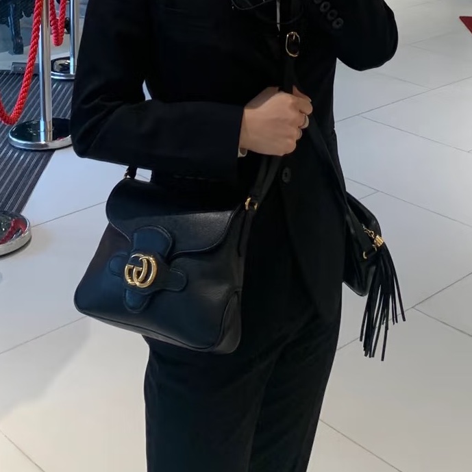 98新🌵Gucci古馳 黑金全皮雙G扣郵差包 此款市場不多見 可調節肩帶 萬能百搭 一年四季通用 包況非常好原價6萬多 清倉大甩價-4