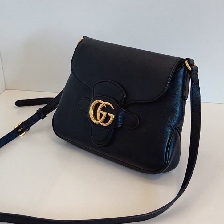 98新🌵Gucci古馳 黑金全皮雙G扣郵差包 此款市場不多見 可調節肩帶 萬能百搭 一年四季通用 包況非常好原價6萬多 清倉大甩價-10