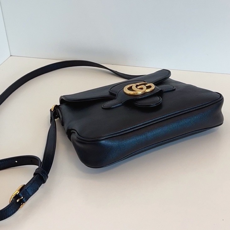 98新🌵Gucci古馳 黑金全皮雙G扣郵差包 此款市場不多見 可調節肩帶 萬能百搭 一年四季通用 包況非常好原價6萬多 清倉大甩價-11