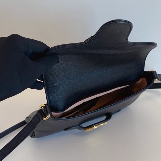 98新🌵Gucci古馳 黑金全皮雙G扣郵差包 此款市場不多見 可調節肩帶 萬能百搭 一年四季通用 包況非常好原價6萬多 清倉大甩價-13