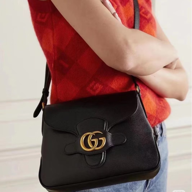 98新🌵Gucci古馳 黑金全皮雙G扣郵差包 此款市場不多見 可調節肩帶 萬能百搭 一年四季通用 包況非常好原價6萬多 清倉大甩價-17