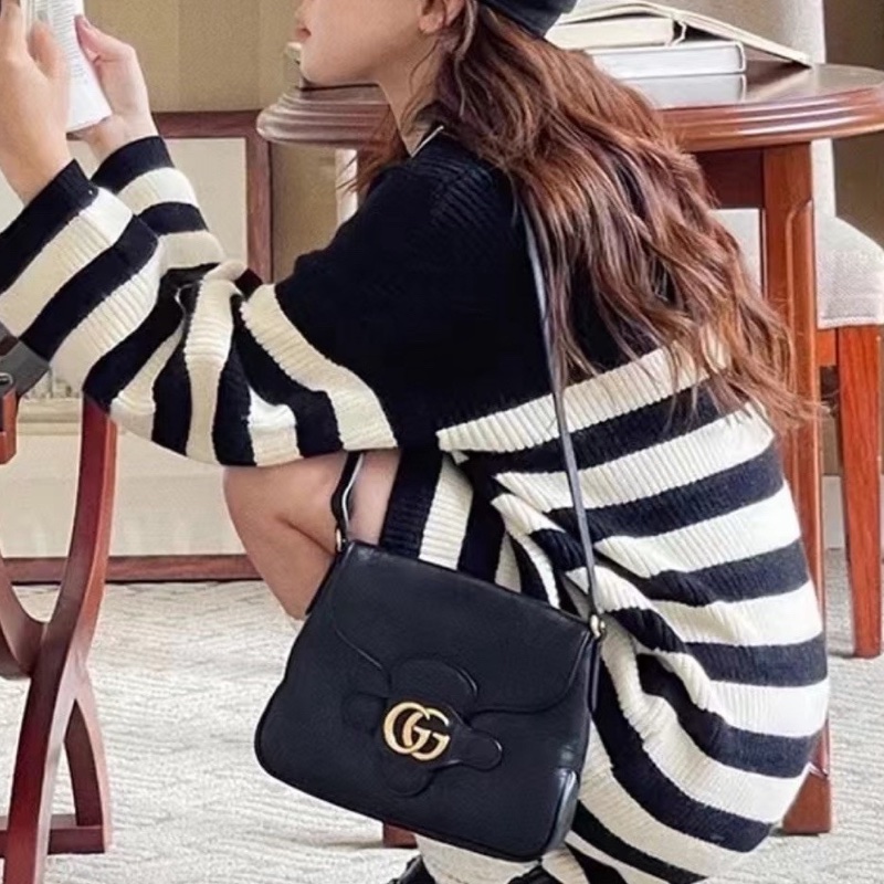 98新🌵Gucci古馳 黑金全皮雙G扣郵差包 此款市場不多見 可調節肩帶 萬能百搭 一年四季通用 包況非常好原價6萬多 清倉大甩價-18