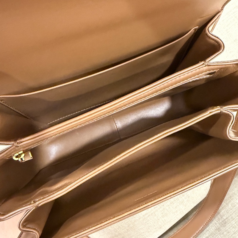 CELINE CLASSIQUE TRIOMPHE STR 亮澤牛皮斜背包 肩背包-6
