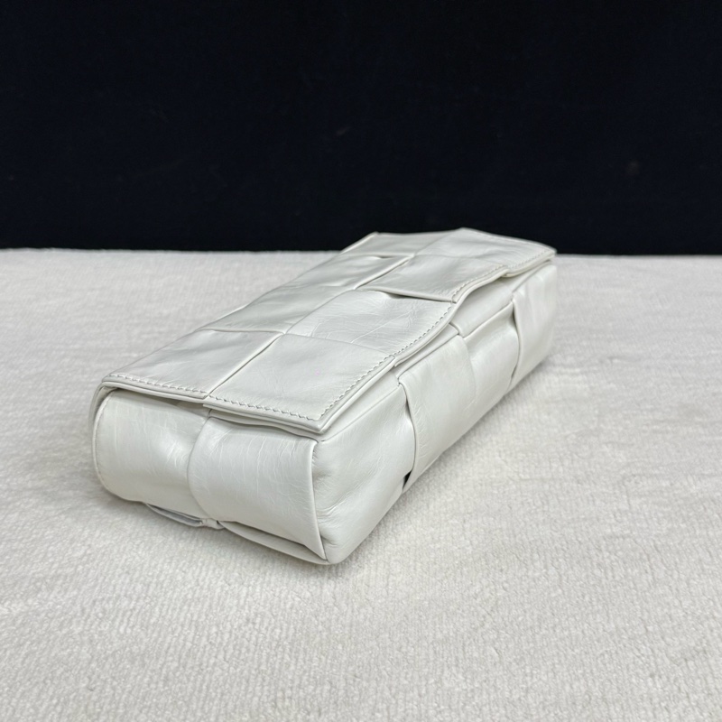 BV 葆蝶家白色全皮編織cassette8格斜挎包腰包-2