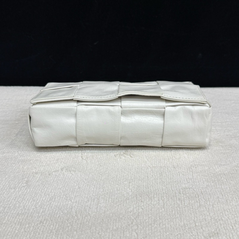 BV 葆蝶家白色全皮編織cassette8格斜挎包腰包-4