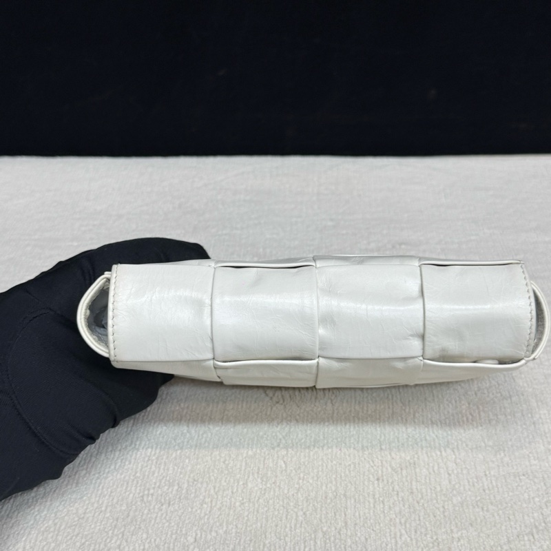 BV 葆蝶家白色全皮編織cassette8格斜挎包腰包-5