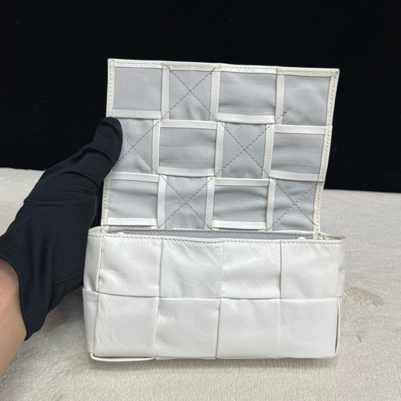 BV 葆蝶家白色全皮編織cassette8格斜挎包腰包-6