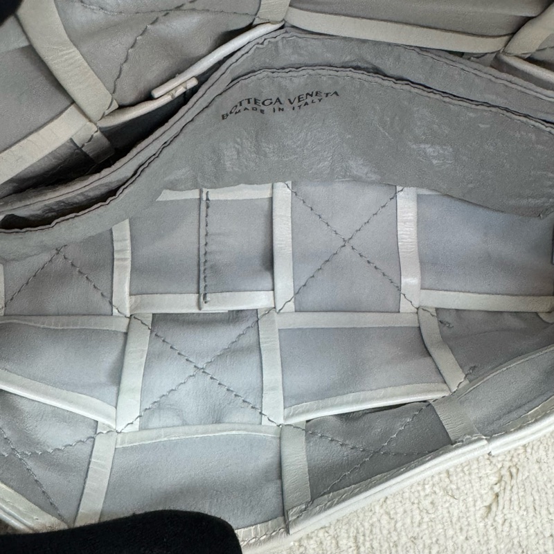 BV 葆蝶家白色全皮編織cassette8格斜挎包腰包-7