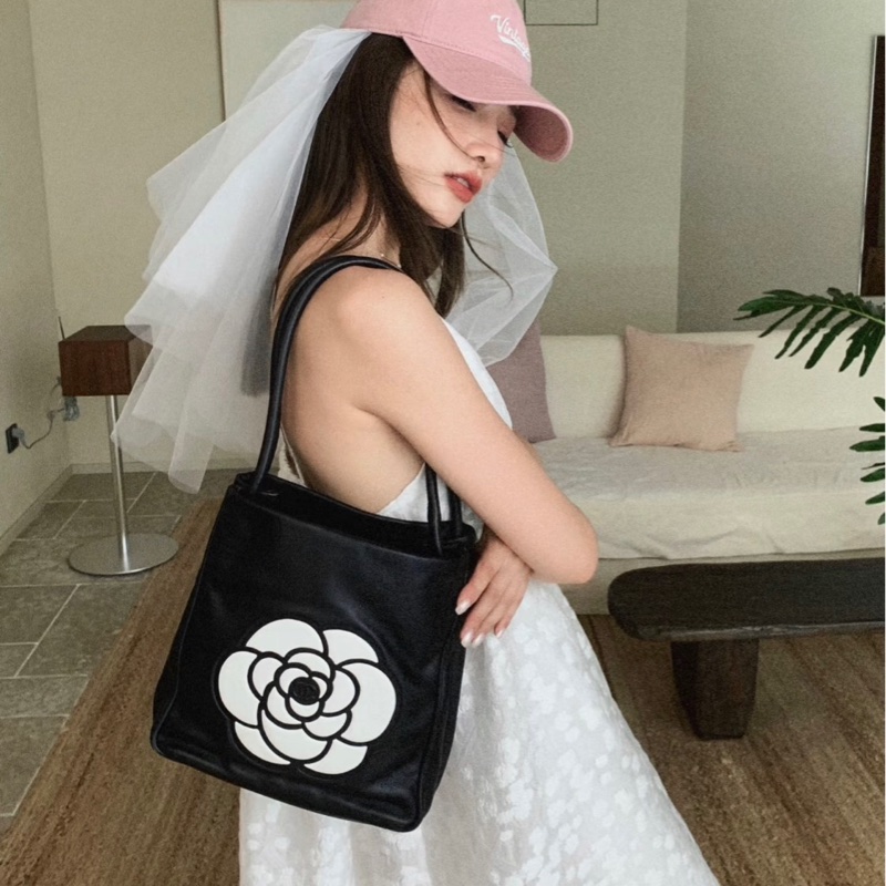 「JL精品代購」9新 Chanel 香奈兒山茶花黑托特包-1