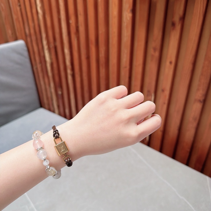 莉亞精品♡LV m8015F 鎖頭鑰匙老花手環 二手-1