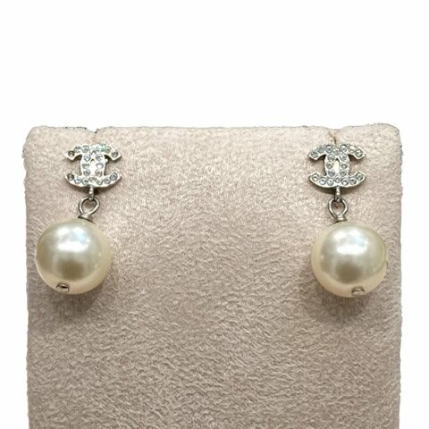CHANEL 香奈兒 A36138 LOGO STRASS PEARL 珍珠含鑽垂墜耳環