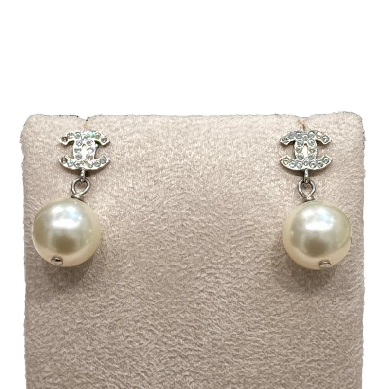 CHANEL 香奈兒 A36138 LOGO STRASS PEARL 珍珠含鑽垂墜耳環-0
