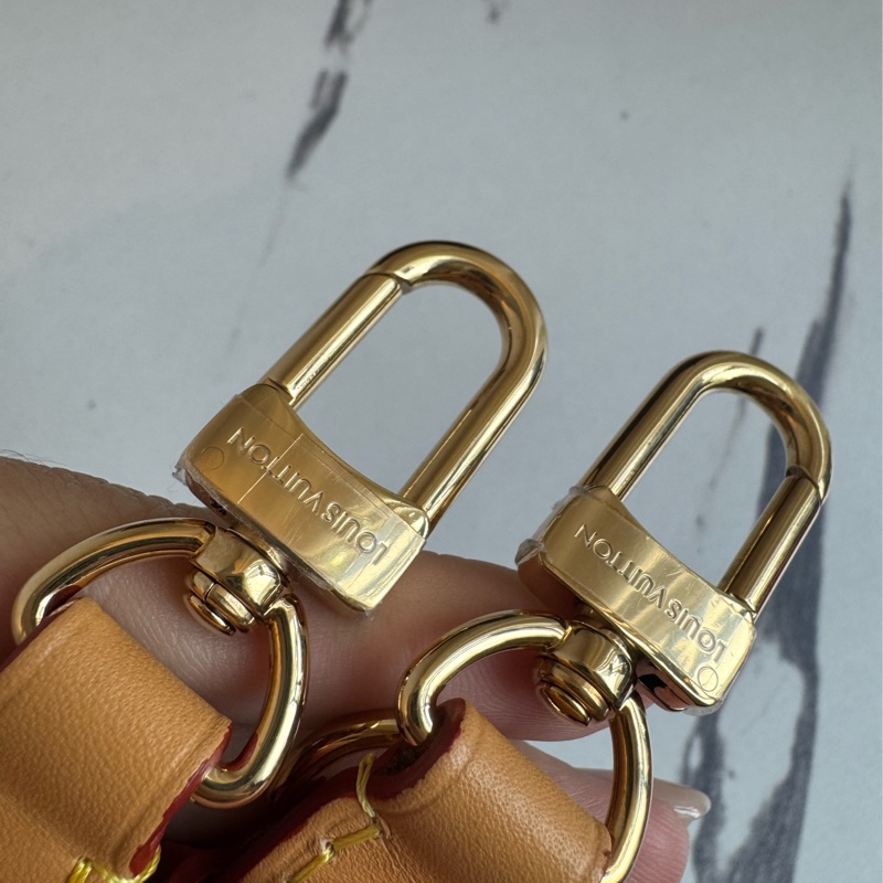 LV M45832花紋牛角包-35