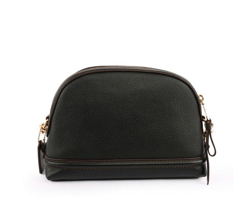 美國COACH立體C LOGO皮革斜背包(黑色) 時尚穿搭必敗品-3