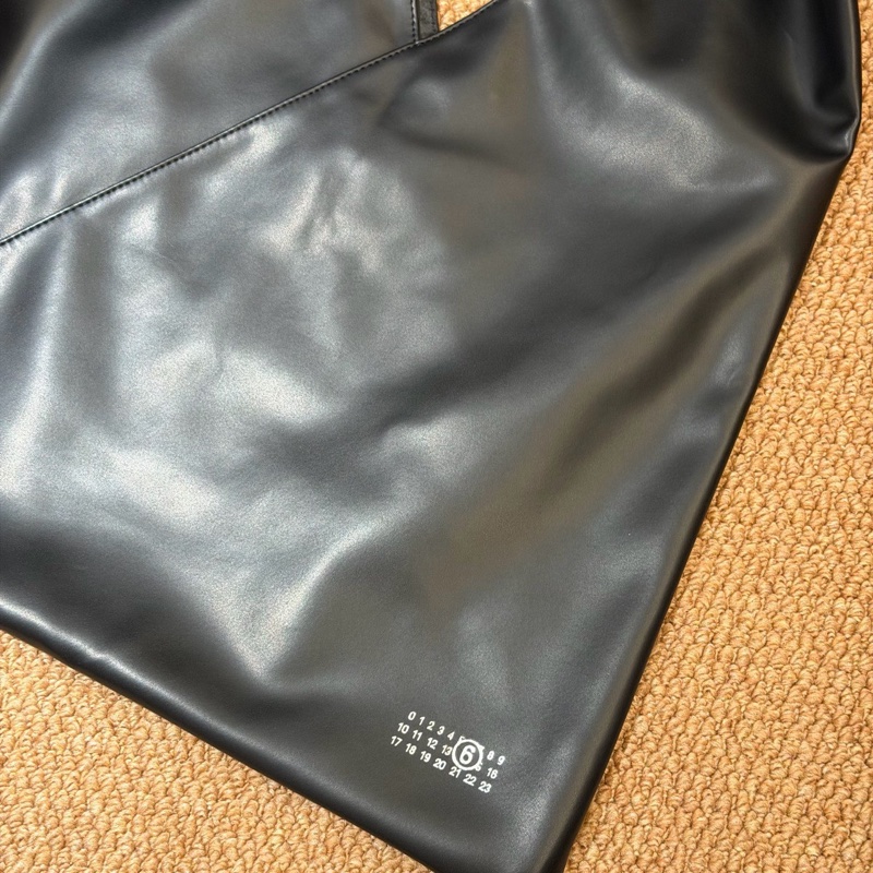 Maison Margiela馬吉拉黑色皮面三角包單肩包 中號 輕便大容量-1