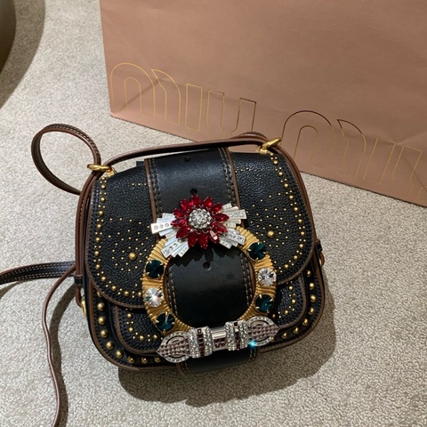 MiuMiu繆繆黑色鉚釘馬鞍包斜挎包鑲鑽寶石水鑽裝飾