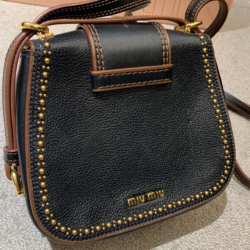 MiuMiu繆繆黑色鉚釘馬鞍包斜挎包鑲鑽寶石水鑽裝飾-3