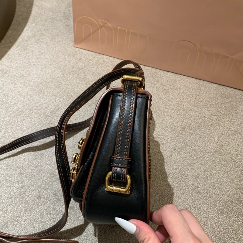 MiuMiu繆繆黑色鉚釘馬鞍包斜挎包鑲鑽寶石水鑽裝飾-4