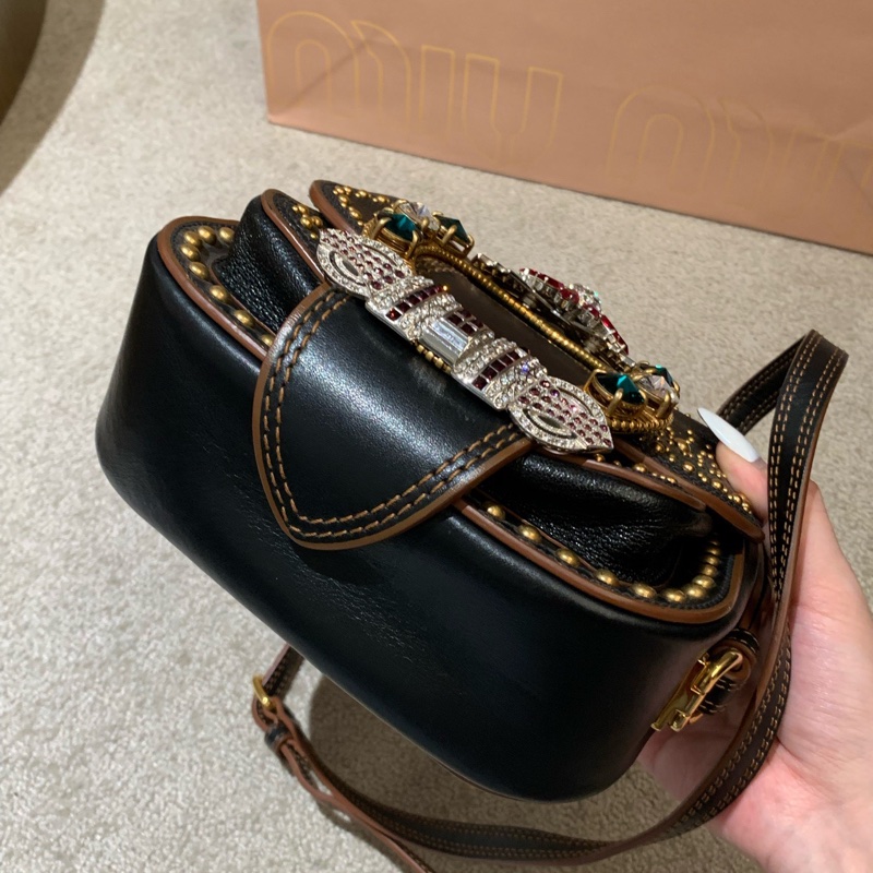 MiuMiu繆繆黑色鉚釘馬鞍包斜挎包鑲鑽寶石水鑽裝飾-5