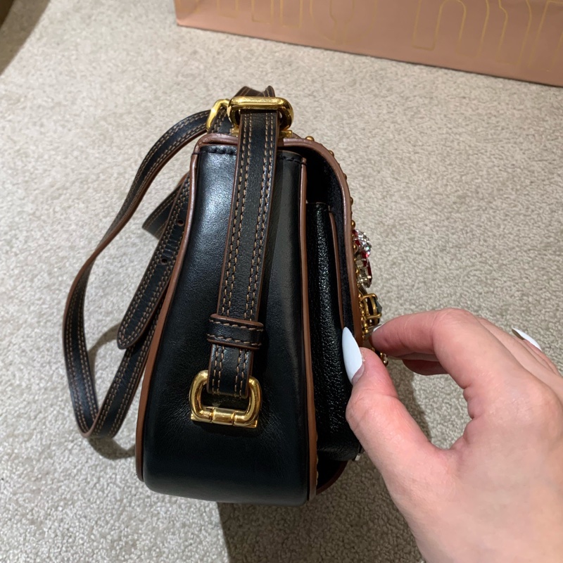 MiuMiu繆繆黑色鉚釘馬鞍包斜挎包鑲鑽寶石水鑽裝飾-6