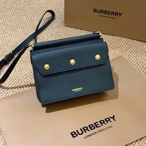 Burberry博柏利Title系列黑金牛皮雙面郵差斜挎包