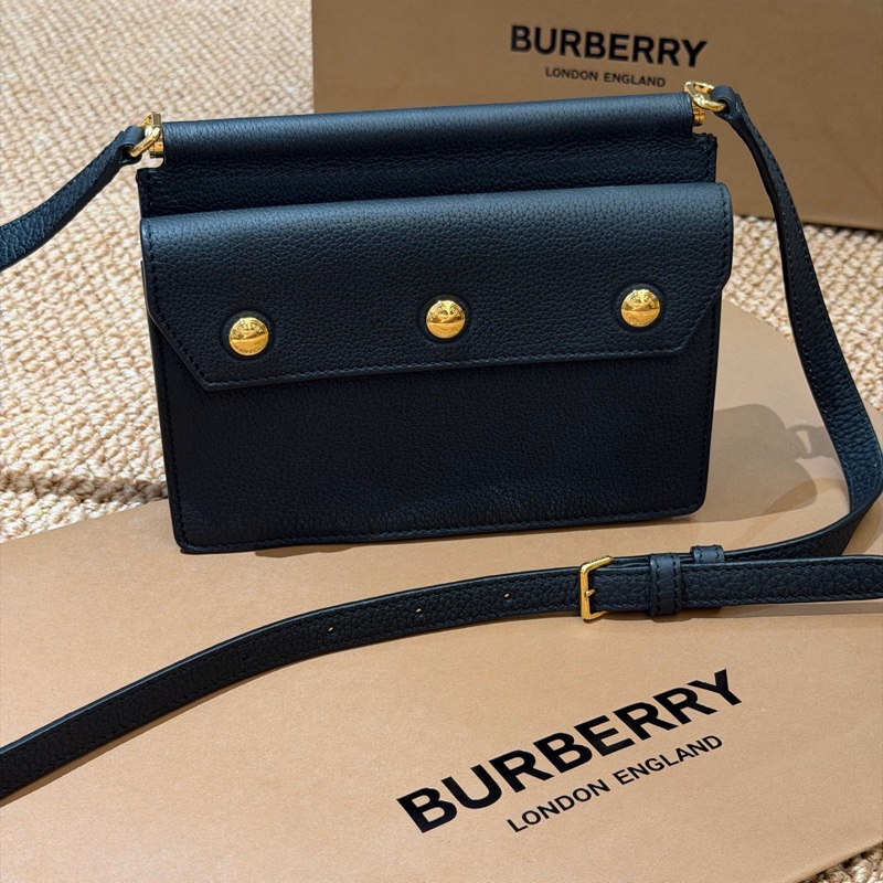 Burberry博柏利Title系列黑金牛皮雙面郵差斜挎包-2