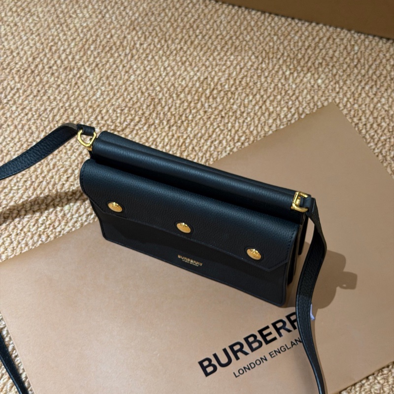 Burberry博柏利Title系列黑金牛皮雙面郵差斜挎包-6