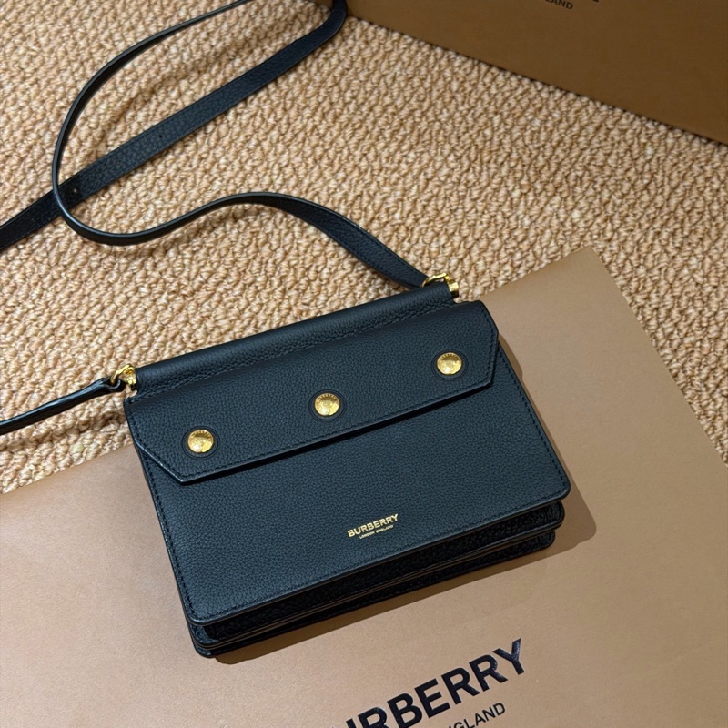 Burberry博柏利Title系列黑金牛皮雙面郵差斜挎包-7