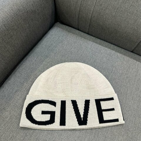 💎Han's house精品服飾💎GIVENCHY 紀梵希 毛帽  原價13600