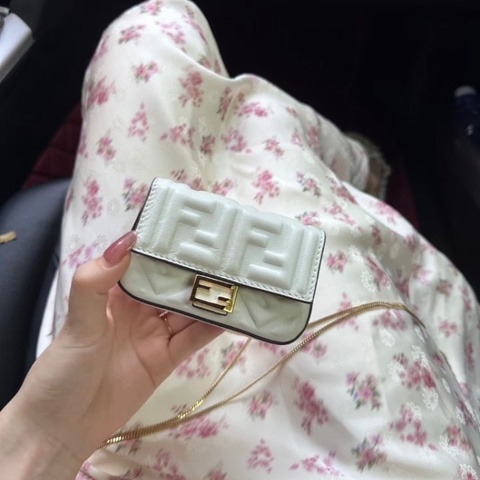 FENDI baguette超迷你經典FF壓紋白金鍊條零錢包10.5*6*2  9新 配件塵袋