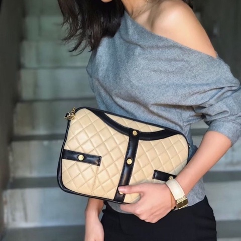 Chanel 拼色衣服包肩背包腋下包29X19X2  9新 配件塵袋