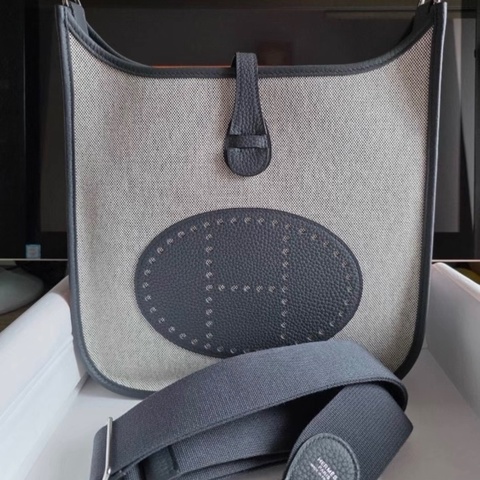 請先確認有貨再拍🩷 Hermes愛馬仕 Evelyne 29 熊貓拼色帆布   K刻，25年單，99新銀扣