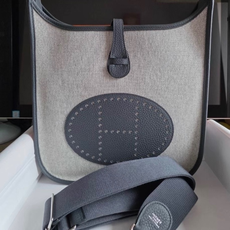 請先確認有貨再拍🩷 Hermes愛馬仕 Evelyne 29 熊貓拼色帆布 K刻,25年單,99新銀扣-4