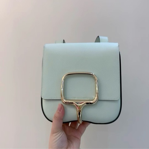 請先確認有貨再拍🩷有購證✨ Hermes愛馬仕 Della氣泡綠金扣屁股包 單肩包 w刻帶票