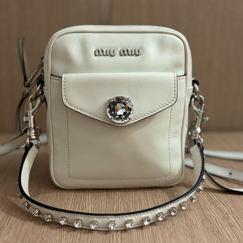 缪繆 miumiu 限定鑽扣雙肩帶郵差包包,尺寸:15*18*6-0
