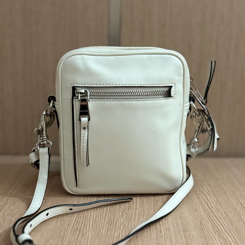 缪繆 miumiu 限定鑽扣雙肩帶郵差包包,尺寸:15*18*6-1